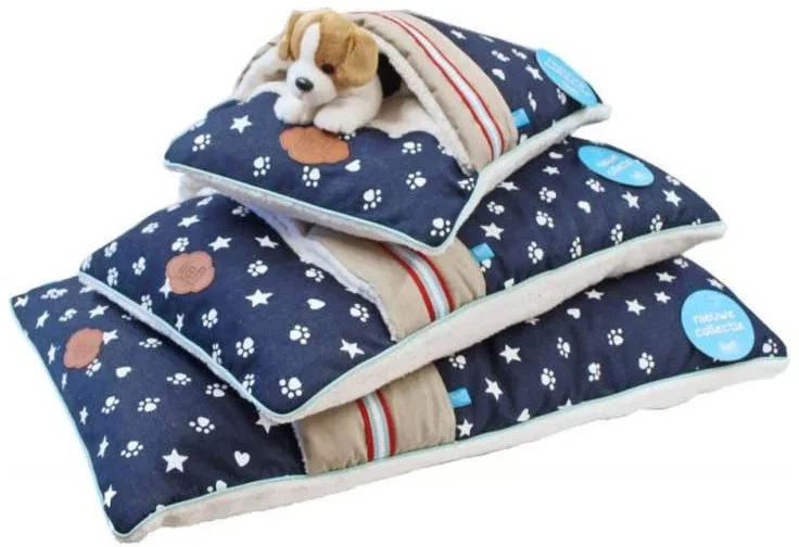 hond ligt in lief hondenslaapzak